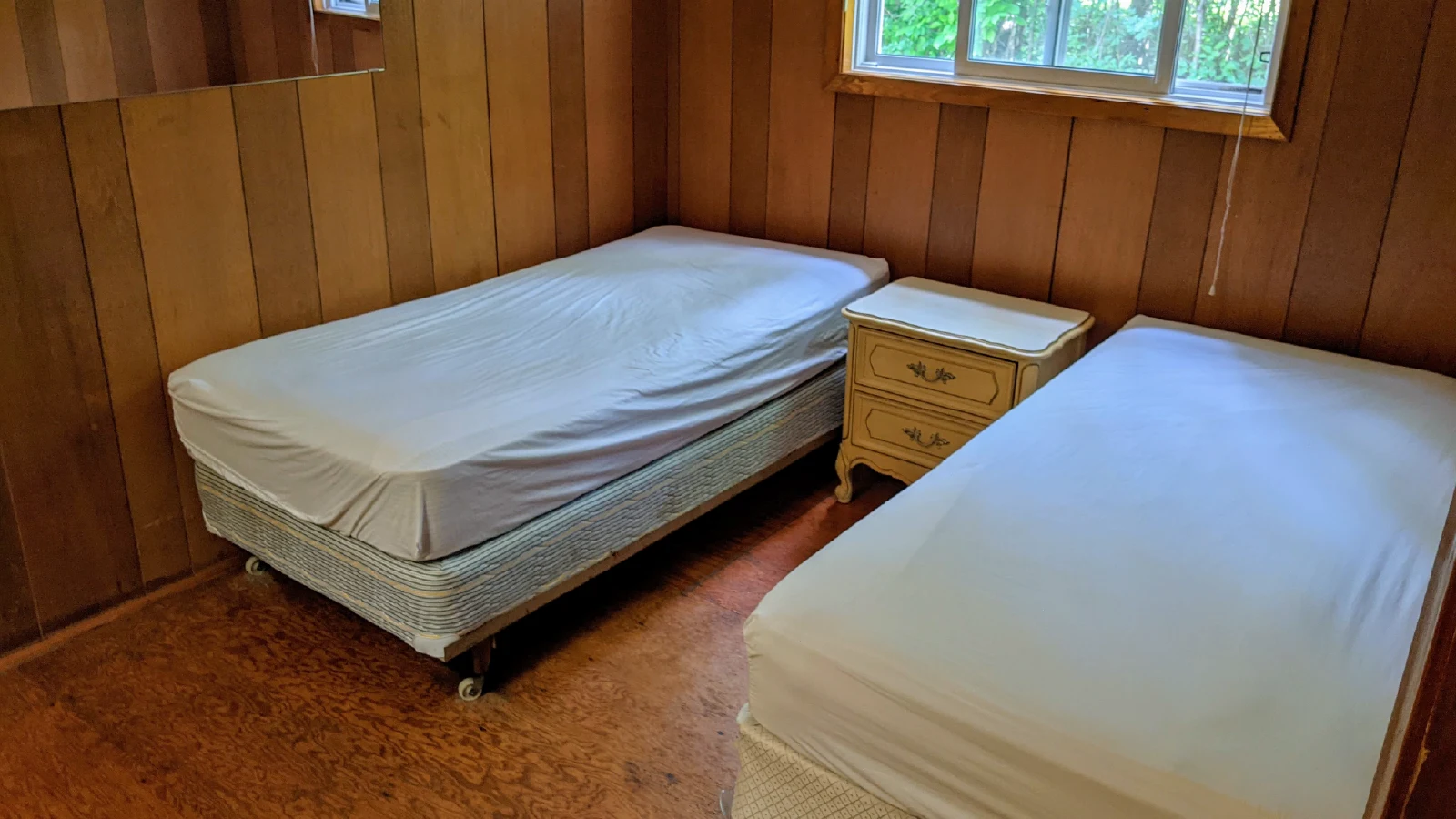 Pigeon-Lake-Resort-Cottage-seventeen-third-bedroom-two-single-beds